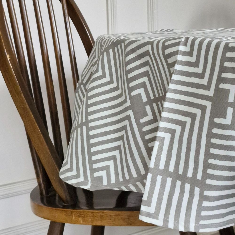 Echoes in the well Tablecloth