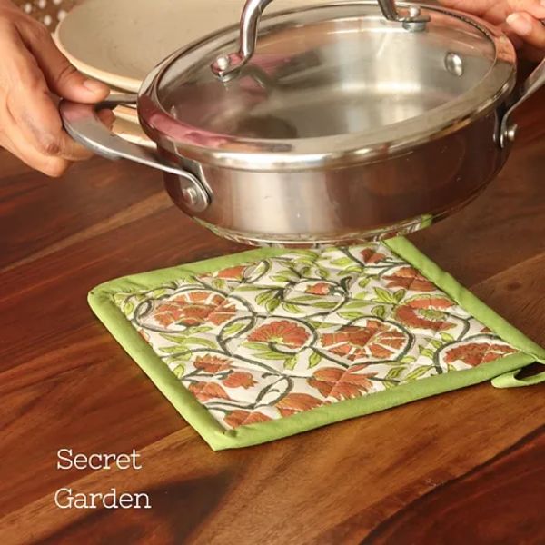 Wipeable & Reversible Pot Holder - Secret Garden