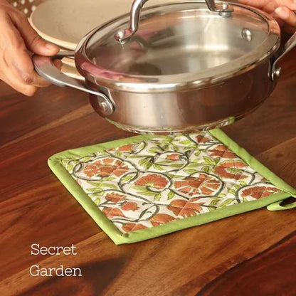 Wipeable & Reversible Pot Holder - Secret Garden