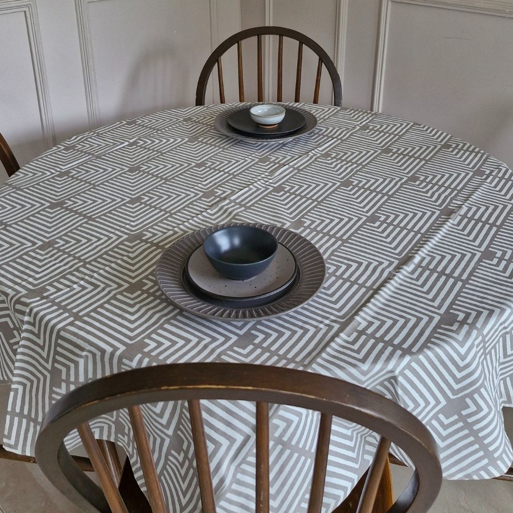 Echoes in the well Tablecloth