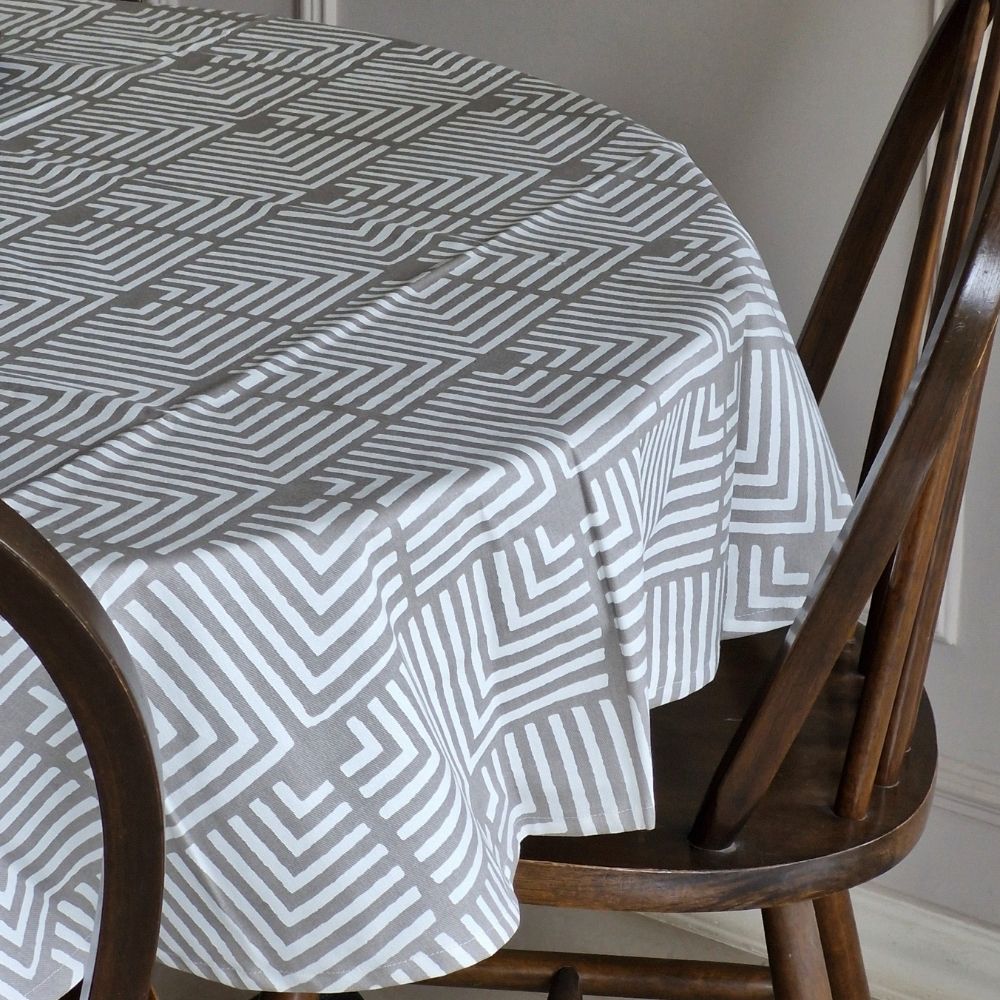 Echoes in the well Tablecloth