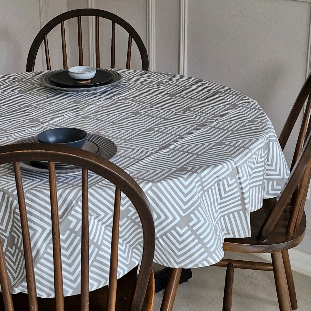 Echoes in the well Tablecloth Gray