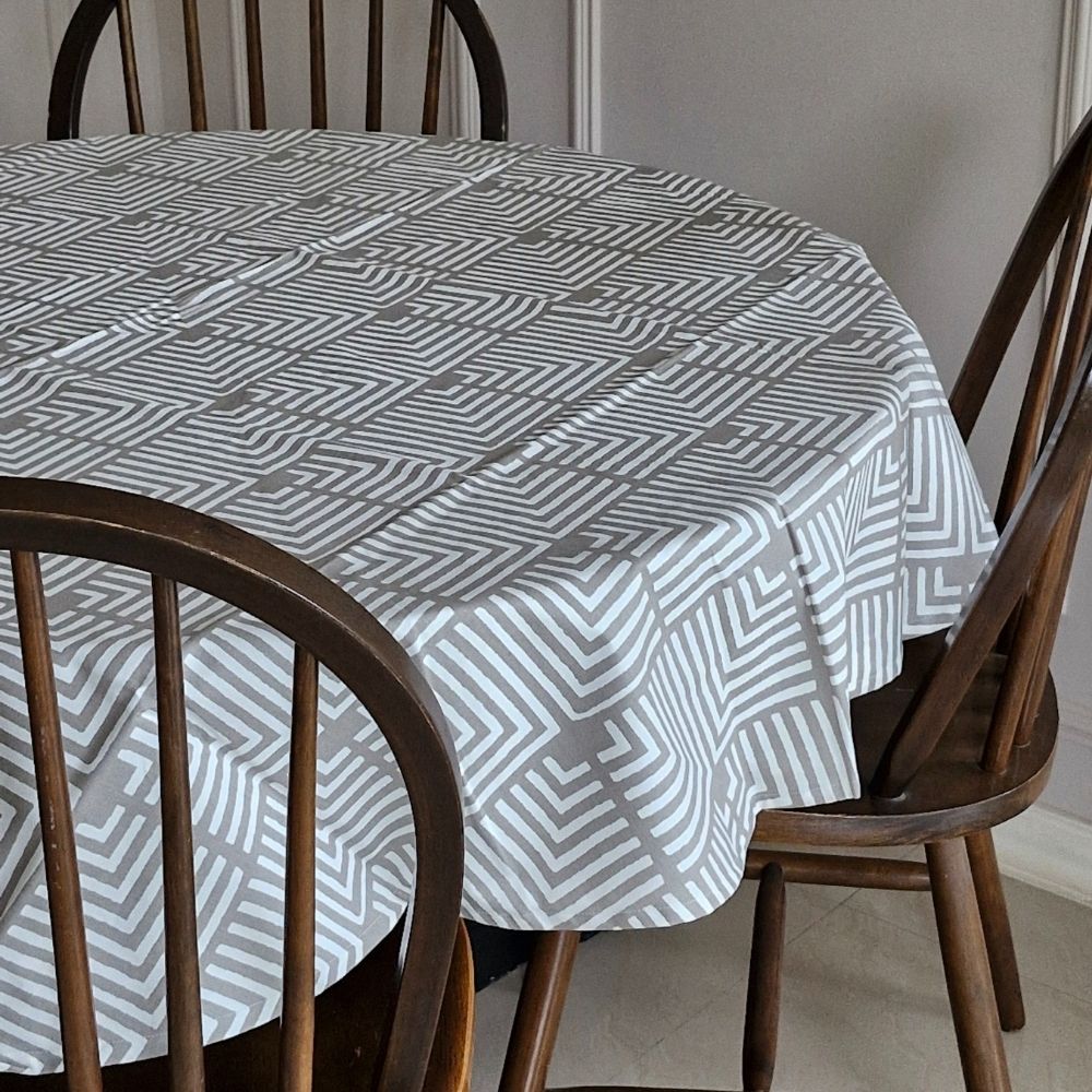 Echoes in the well Tablecloth